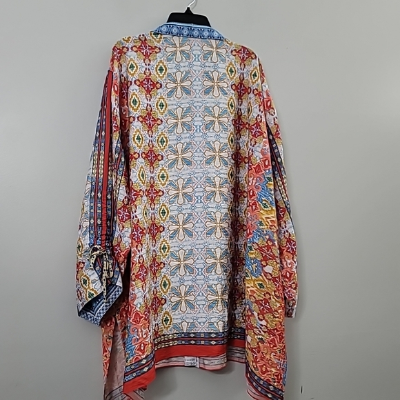 John Mark Abstract Print Collar Neck 3/4 Sleeve Hi-Low Hem Button Front Top - Picture 5 of 8